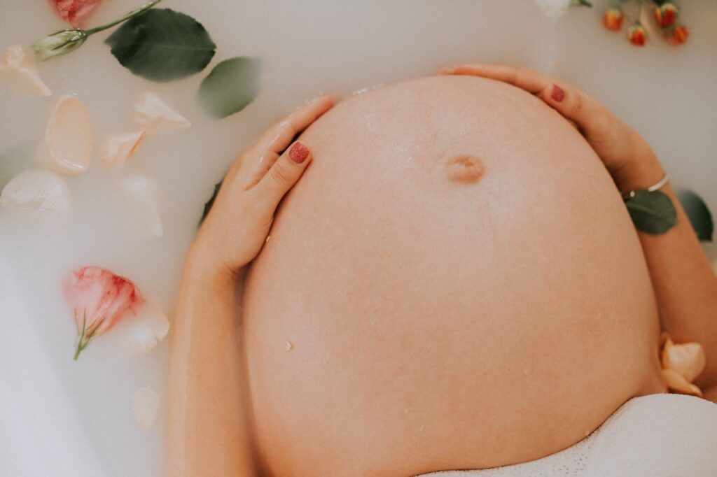 Ventre rond d'une jeune femme enceinte